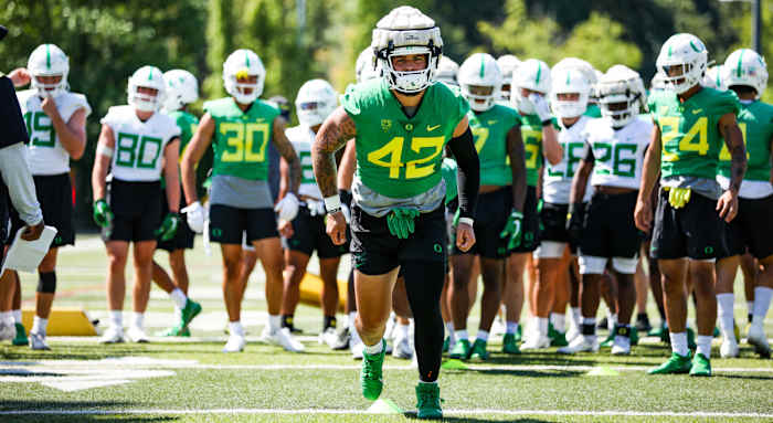 Oregon Ducks linebacker Jackson LaDuke in practice.